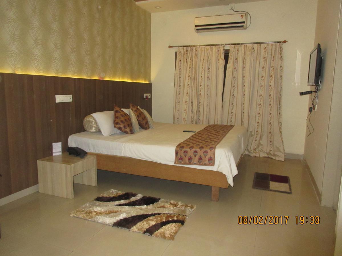 Hotel Panchratna Panvel Eksteriør billede
